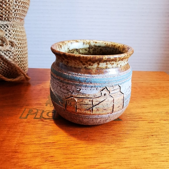 Small Striped Speckled Pottery Vase Etched with House Hills and Birds in Flight - Picture 15 of 16